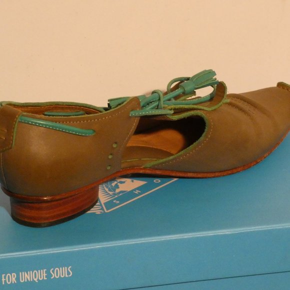 9- John Fluevog Mile End open-sided Kiltie Grey Leather Shoes 8 - Picture 2 of 11